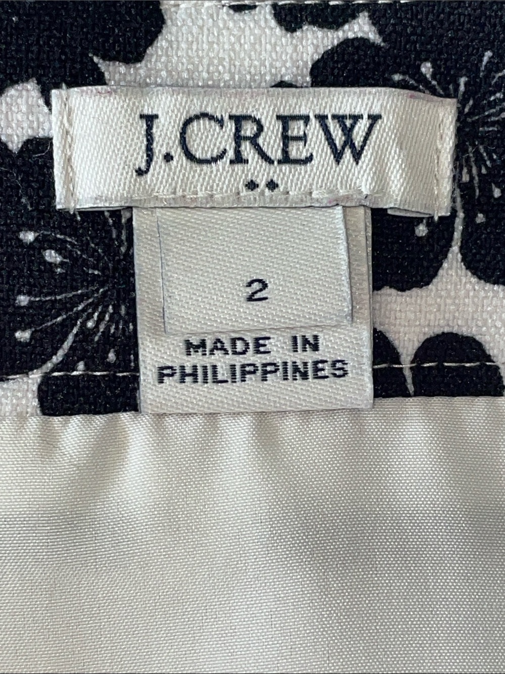 J. Crew Black & White Floral Pencil Skirt. Lined. Back zipper.  Size 2. - Picture 2 of 9